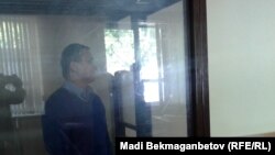 Житель Астаны Мурат Такаумов слушает приговор по своему делу. Астана, 2 июня 2016 года.