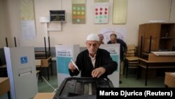 Избиратель голосует на референдуме в Македонии по поводу изменения названия страны. Скопье, 30 сентября 2018 года