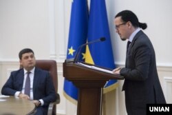 Прем'єр-міністр України Володимир Гройсман і тодішній голова правління ПАТ «Укрзалізниця» Войцех Балчун під час засідання Кабінету міністрів. Київі, 2 листопада 2016 року