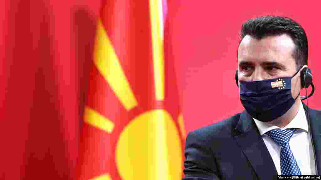 МАКЕДОНИЈА - Ветото на Бугарија за отворање на пристапните преговори на Северна Македонија со ЕУ е неодговорна и тешка геостратешка грешка. Остануваме посветени за решение убедени дека е можно без оспорување на македонскиот идентитет, истакнува меѓу другото премиерот Зоран Заев во обраќањето до граѓаните. Тој рече дека со ветото Бугарија го прекршила Договорот за добрососедство и оти соседната земја не собра сила да се однесува европски.