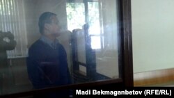 Остоналик Мурат Тақаумов ўз иши бўйича суд ҳукмини тингламоқда, Остона, 2016 йил 2 июни.