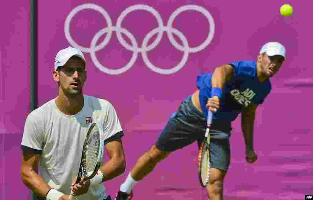 Srbijanski tenisači, Novak Đoković i Janko Tispsarević na treningu uoči početka igara, London, 26. juli 2012. Foto: AFP / Luis Acosta