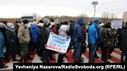 Як розповіли Радіо Свобода учасники акції, вони побоюються, що внаслідок розробки відкритим способом покладів каоліну відбудеться забруднення навколишнього середовища у їхніх населених пунктах