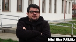 Florin Tudorel Pascale, preot în comuna Ceatalchioi, este și profesor suplinitor. Predă educație religioasă, tehnologică, muzică și biologie.