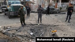 آرشیف، نیروهای امنیتی در حال بررسی محل یک رویداد انفجار در کابل