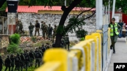 Ushtria e Venezuelës duke patrulluar pranë urës që lidh këtë shtet me Kolumbinë. 16 tetor 2025. 