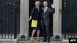 Новый премьер-министр Великобритании Тереза Мэй с супругом у резиденции главы правительства на Даунинг-стрит, Лондон, 13 июля 2016 год.