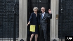 ترزا می و همسرش وارد ساختمان شماره ۱۰ خیابان داونینگ در لندن می‌شوند تا نخست وزیر جدید کارش را آغاز کند.