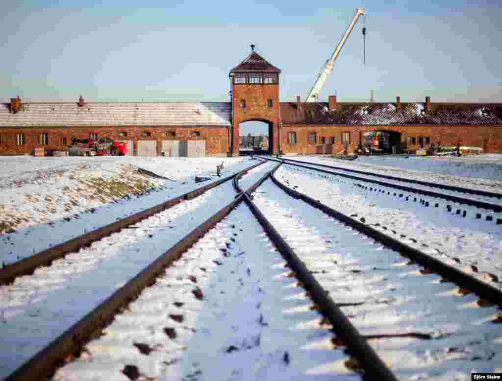 DO NOT TAKE -- restrictions -- slider project only -- 2E GUERRE MONDIALE-AUSCHWITZ