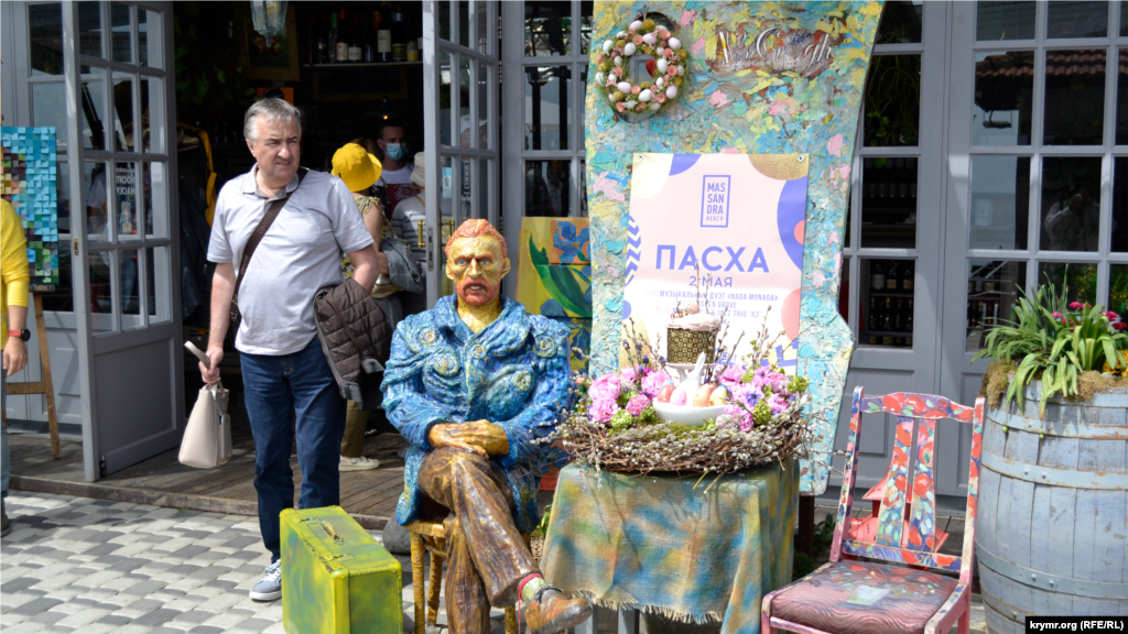 Святкові великодні гуляння не обмежилися головною набережною Ялти. Ще одним епіцентром свята став Масандрівський пляж, який традиційно проводить на своїй території культурні заходи