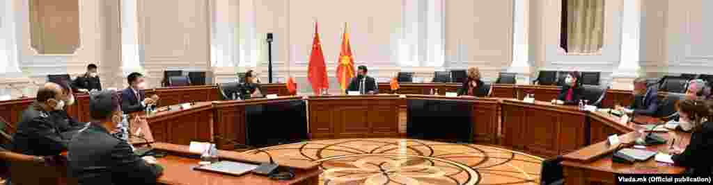 МАКЕДОНИЈА / КИНА - Премиерот Зоран Заев денеска прими делегација на Министерството за одбрана на Кина, предводена од министерот за одбрана генерал Веи Фенгхе. Според Заев ова е потврда за добрите односи со Кина. Заев на средбата апелирал до кинескиот министер за забрзување на испоратата на кинеските вакцини против ковид за Македонија, на што генералот рекол дека ќе ја пренесе пораката.