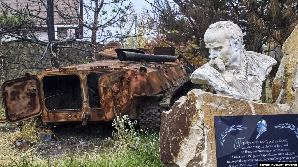 Пошкоджений пам’ятник українському поету Тарасу Шевченку біля знищеного БТР у селі Харківської області під час вторгнення Росії, 23 жовтня 2022 року