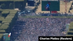 Francezii sunt îndrăgostiți de fotbal: În imagine, publicul din Paris îl urmărește pe un ecran uriaș pe Kylian Mbappe, vedeta fotbalului francez