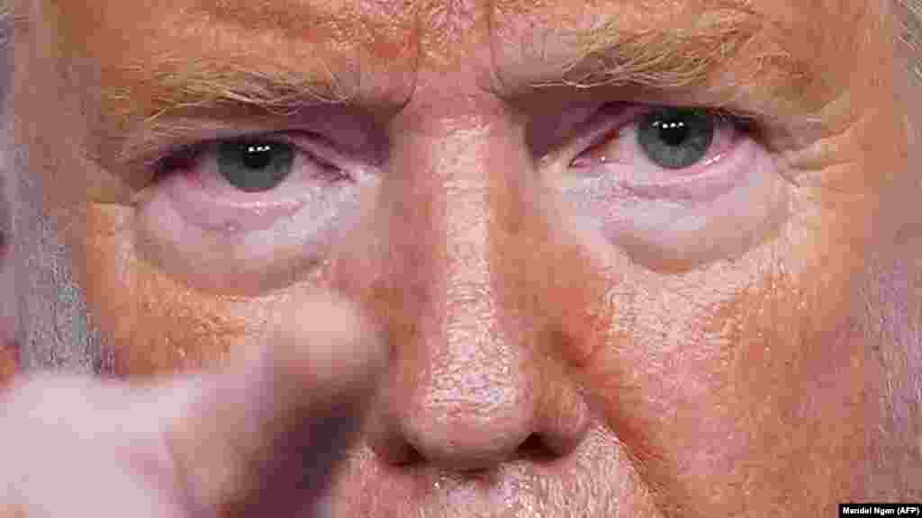 ИРАН - Иран издаде налог за апсење на американскиот претседател Доналд Трамп и 30 други лица под сомнение за вмешаност во нападот врз иранскиот генерал во Багдад, изјави денес обвинителот во Техеран, Али Алкасимер, пренесе Ројтерс.