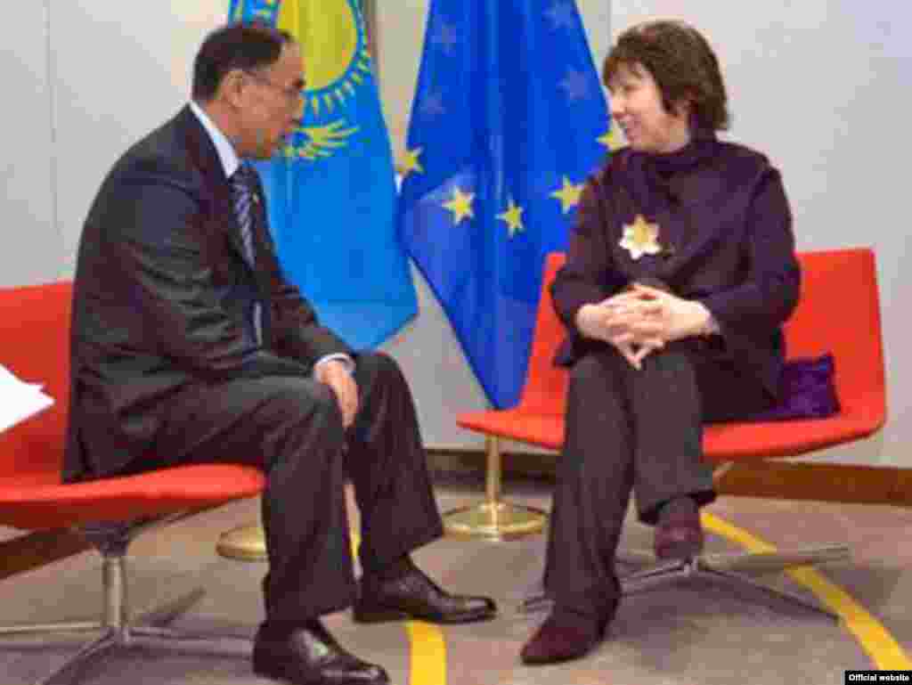 Шефот на Еу дипломатијата Кетрин Ештон на средба со нејзиниот колега од Казахстан Канат Саудабаев