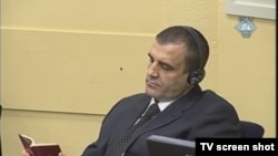 Milan Lukić čita Bibliju tokom izicanja presude