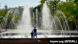 Парк Победы в Севастополе: раскаленная тротуарная плитка и купание в фонтанах (фотогалерея)