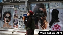 "Талибан" содыры Кабулдағы сұлулық салонының жанына өтіп барады. 18 тамыз 2021 жыл.