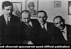 Ніл Хасевич із товаришами. Зліва направо: П. Мегик, Н. Хасевич, Б. Монкевич, М. Щербак. Варшава, початок 1930-х років