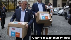 Dacian Cioloș la depunerea semnăturilor pentru alegeri 