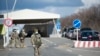Український військовий на одному з пунктів в'їзду-виїзду на непідконтрольну територію Донбасу неподалік селища Новотроїцьке, 16 березня, 2020 року
