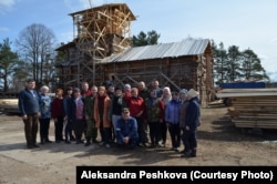 Восстанавливать памятник приезжают волонтеры со всей России