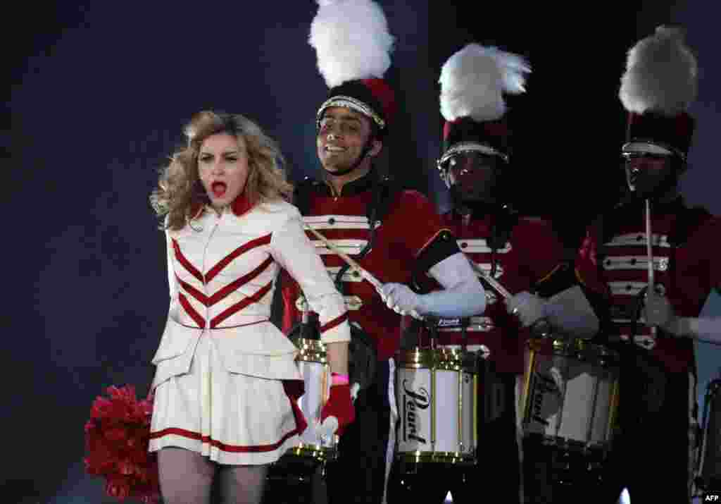 9 августта Петербурдагы концерты барышында Мадонна Русия хакимиятләренең гэйлар һәм леcбиларны эзәрлекләвенә ризасызлык белдерә.