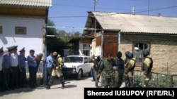 Спецоперация кыргызских силовиков по задержанию лидера партии «Хизб-ут-Тахрир» Дильяра Джумабаева в Карасуйском районе Ошской области. 