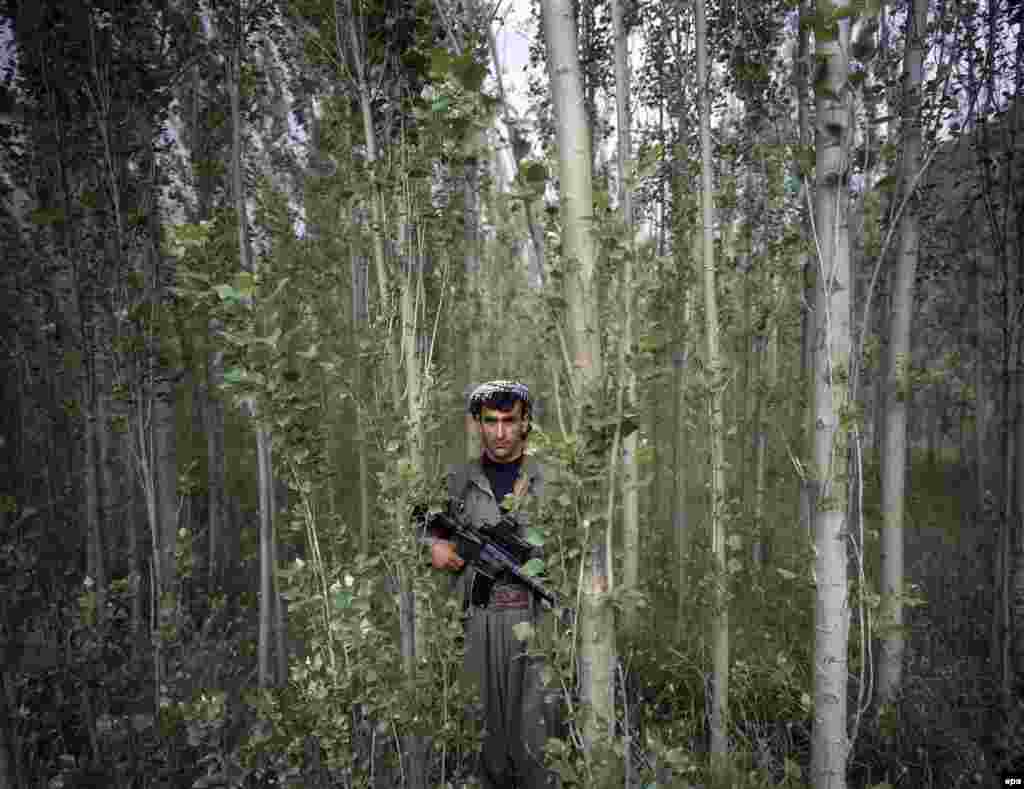 Боец Рабочей партии Курдистана. Северный Ирак. Первая премия в категории "Люди в новостях" (серия фотографий). Фотограф Филипп Дидойт, Швейцария, для журнала Time
