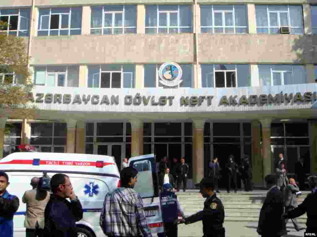В результате стрельбы в Азербайджанской нефтяной академии в Баку погибли 13 человек, 10 ранены.