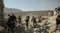 د طالبانو حکومتي سرتېري او ځايي خلک په بهسودو کې د پاکستان تر بمبارۍ وروسته تر خاورو لاندې د بندو کسانو د ژغورلو عملیات کوي - د فبرورۍ ۲۲مې انځور. 