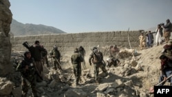 د طالبانو حکومتي سرتېري او ځايي خلک په بهسودو کې د پاکستان تر بمبارۍ وروسته تر خاورو لاندې د بندو کسانو د ژغورلو عملیات کوي - د فبرورۍ ۲۲مې انځور. 