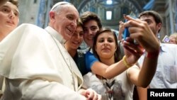 Бер төркем яшьләр үзләрен Рим папасы белән selfie итә