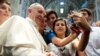 Папа римский с молодыми верующими в соборе Святого Петра в Ватикане