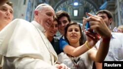 Папа римский с молодыми верующими в соборе Святого Петра в Ватикане