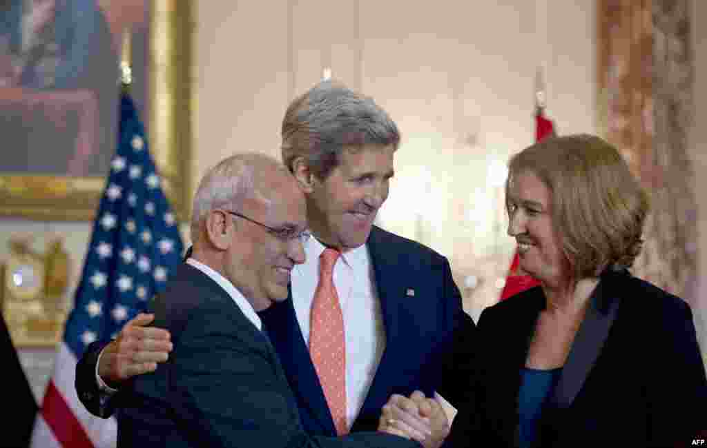  Secretarul de stat american John Kerry împreună cu negociatorul-șef palestinian Saeb Erakat și cu Tzipi Livni, ministrul de justiție israelian, la Washington, la reluarea negocierilor de pace israelo-palestiniene. 