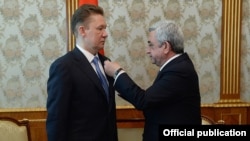 Armenia - President Serzh Sarkisian (R) gives a medal to Gazprom Chairman Alexei Miller, Yerevan, 16Apr2015.