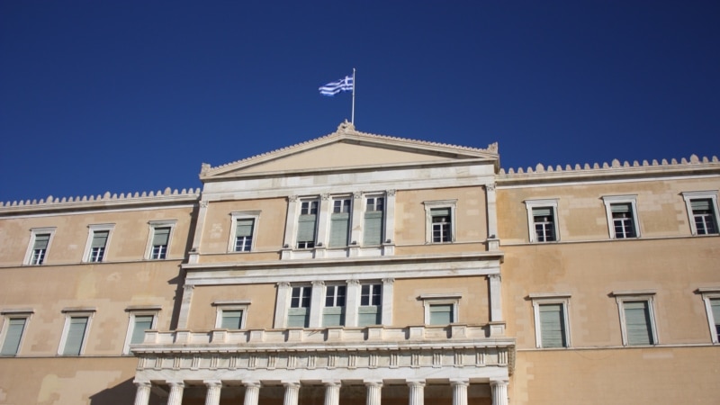 Уапсен Грк кој паркираше пред грчкиот Парламент и се закануваше дека ќе се разнесе