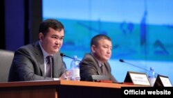 Министр по инвестициям и развитию Казахстана Женис Касымбек (слева). 