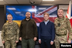Міністр оборони України Рустем Умєров, головнокомандувач ЗСУ генерал-полковник Олександр Сирський, міністр оборони Великої Британії Грант Шаппс та начальник Штабу оборони Великої Британії адмірал сер Тоні Радакін під час зустрічі в Києві, 7 березня 2024 року