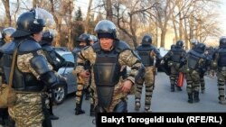 Аянттагы милициянын атайын бөлүгү. Бишкек. Ала-Тоо аянты. 2-март, 2020-жыл.
