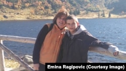 Emina Ragipović sa sinom Alijom. Ona dve decenije vodi bitku za alimentaciju za sina.