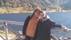 Emina Ragipoviq me djalin e saj, Alija. Ajo prej dy dekadash po lufton për të siguruar alimentacionin për të birin.