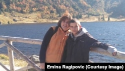 Emina Ragipoviq me djalin e saj, Alija. Ajo prej dy dekadash po lufton për të siguruar alimentacionin për të birin.