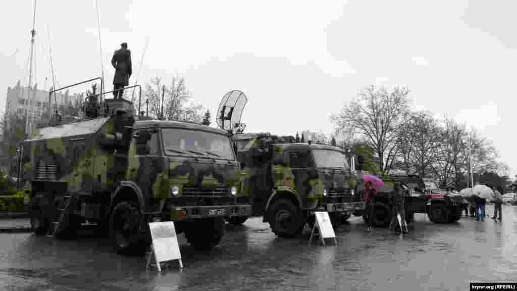 Выставка военной техники российских войск ПВО на площади Нахимова