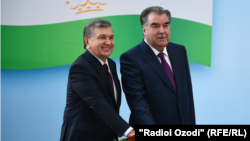 Özbegistanyň prezidenti Şawkat Miziýoýew (çepde) we täjik prezidenti Emomali Rahmon.