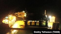 Плавучая платформа "Одиссей" на грузовом корабле в акватории порта Славянка в Приморском крае