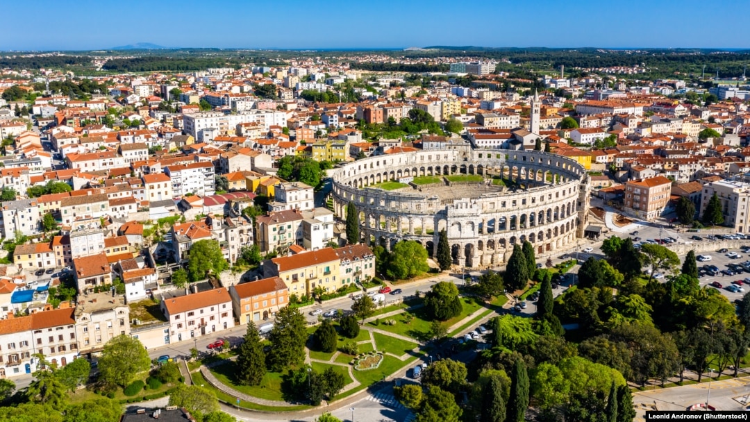 Centar Pule sa prepoznatljivim simbolom grada, Arenom iz rimskog perioda