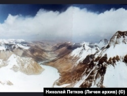  Поглед към Тибет от маршрута към Еверест. Снимката е от персоналния списък на Николай Петков. 