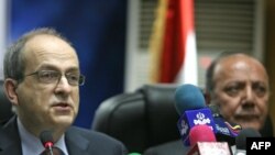 Iraqi electoral commission head Faraq al-Haidari (right) with UN special representative to Iraq Ad Melkert in Baghdad on November 11